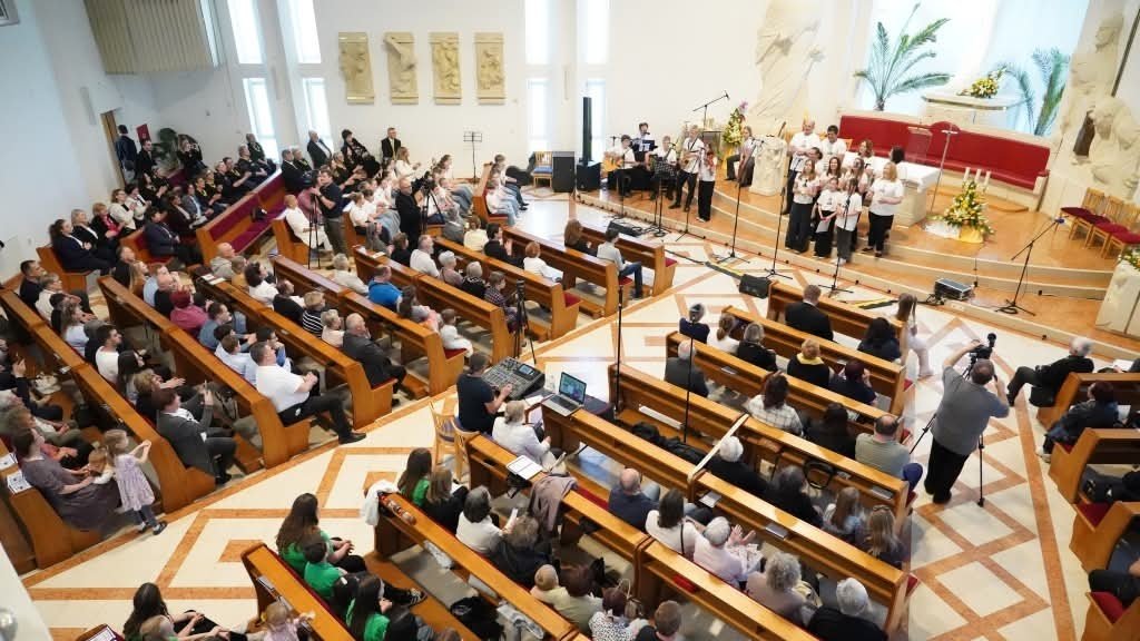 Biskup Radoš: ‘Pjesma je dvostruka molitva’. Crkva ispunjena mladima i duhovnim notama.