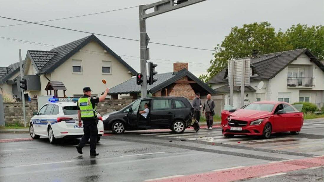 PROMETNA NESREĆA U SLEMENICAMA:U sudaru dva vozila nastala znatna materijalna šteta