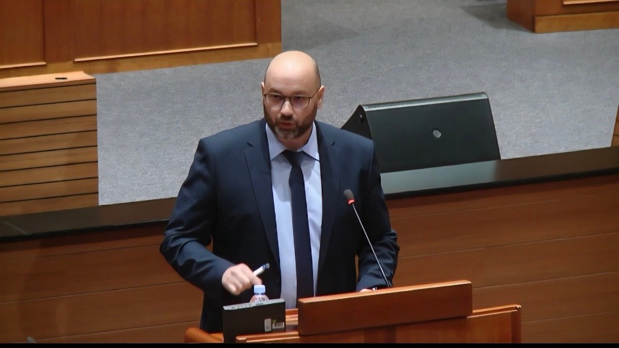 Baksa opleo po oporbi: Čudim se da&nbsp;nas naši građani još&nbsp;nisu bacili u koš za smeće, umjesto stvarnih problema bavite se jeftinim populizmom i medijskim skandalima