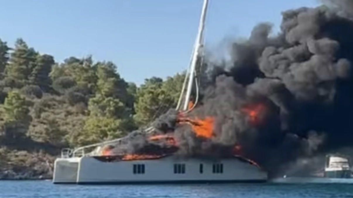 DRAMA NA HVARU Planuo katamaran u uvali Tiha, vatrogasci i Lučka kapetanija u borbi s buktinjom