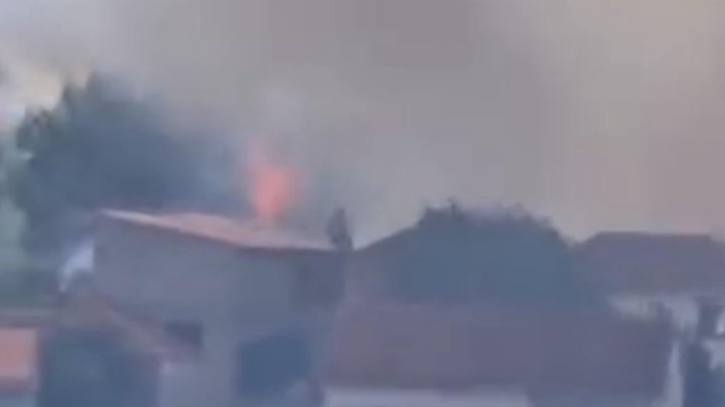 POŽAR KOD TROGIRA POD KONTROLOM: Vatra u Vinišću zaprijetila kućama, cesta zatvorena za promet