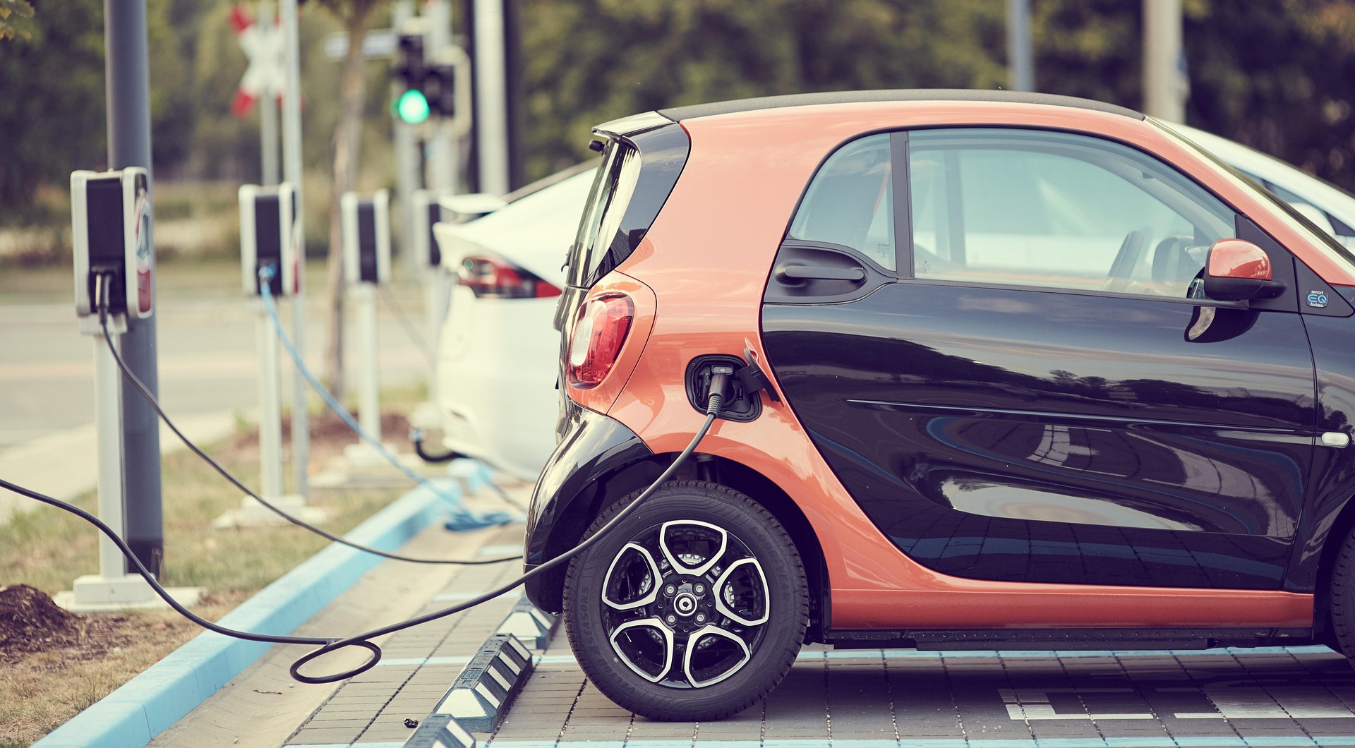 STIŽU NOVI POTICAJI Za električni automobil građani mogu dobiti do 9000 eura